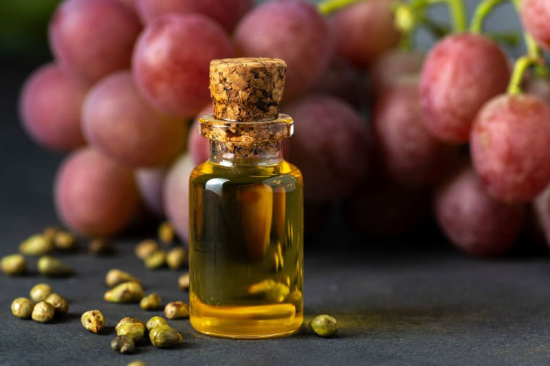 طرز تهیه روغن هسته انگور برای پخت و پز و درمان