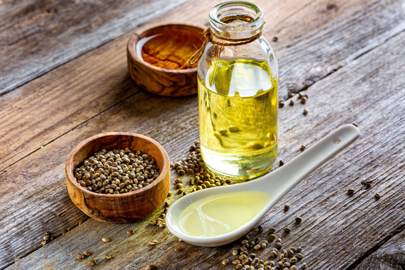 یک شیشه روغن کلزا به همراه دانه کلزا