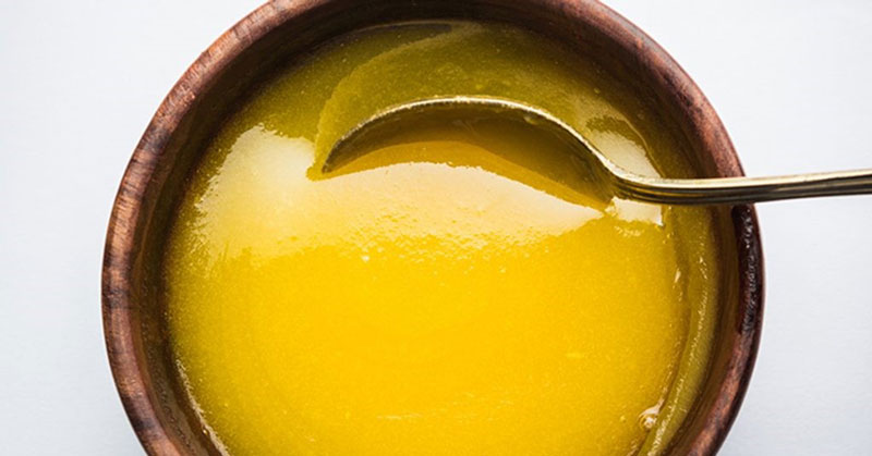 یک ظرف روغن زرد یا روغن حیوانی