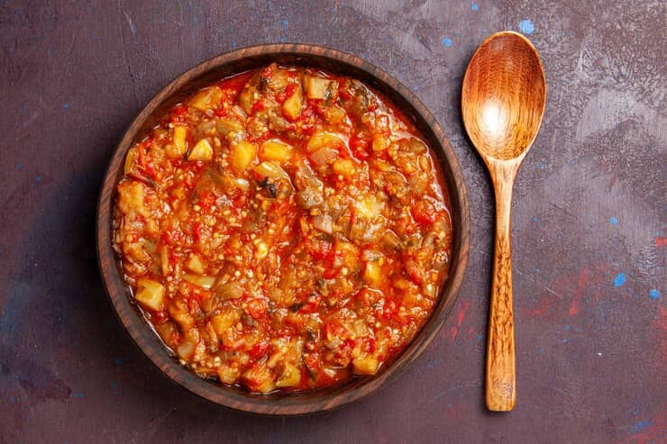 یک بشقاب خورشت بادمجان با گوجه فرنگی