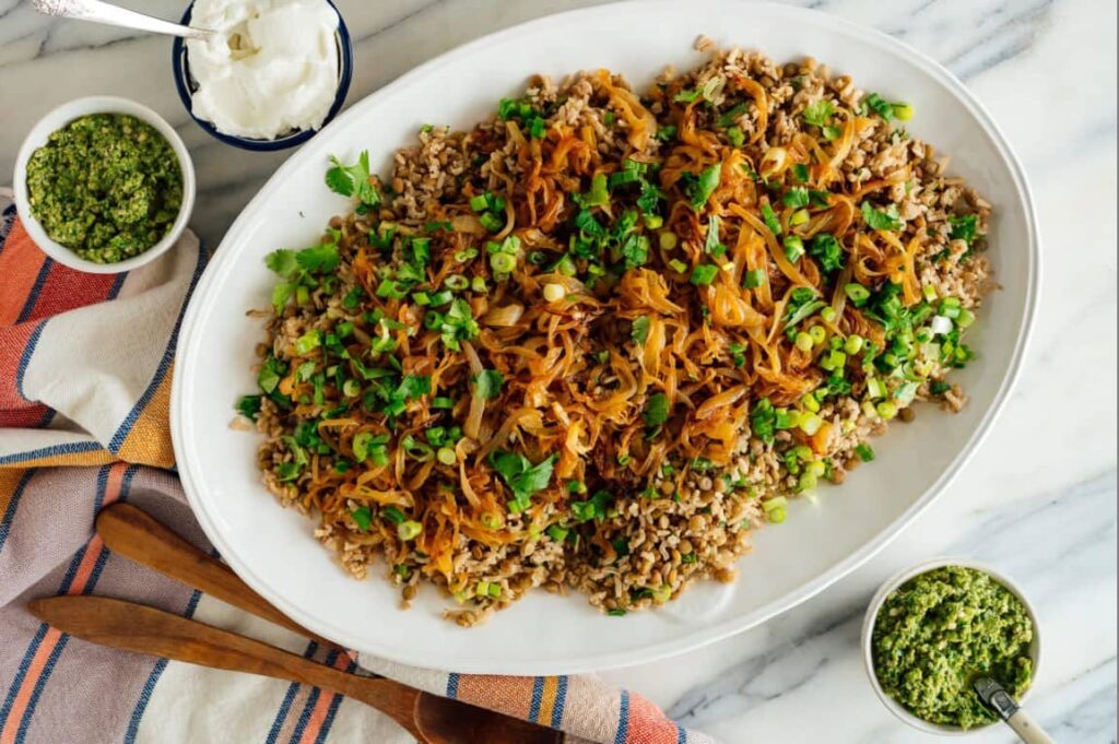 یک دیس عدس پلوی مجلسی با تزئین پیاز داغ و سبزی معطر