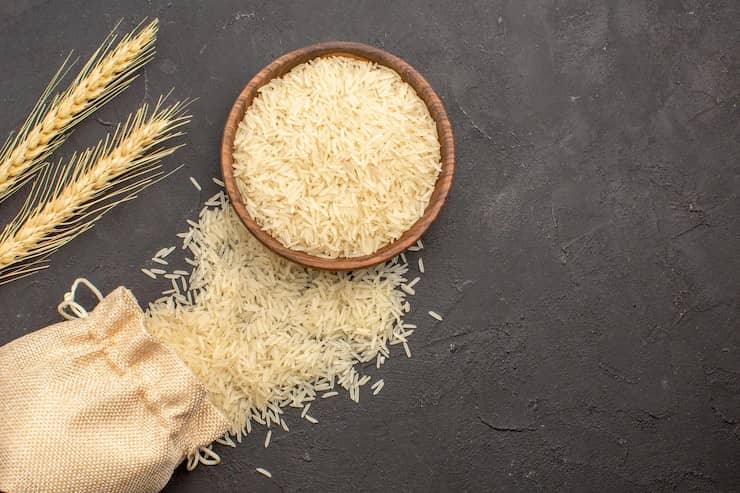 برنج دودی ایرانی با رنگی تیره تر از برنج های ایرانی دیگر