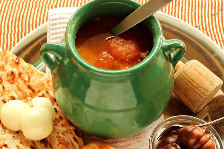 آبگوشت دیزی سنگی به همراه مخلفات شامل پیاز و سیر ترشی