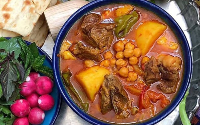 آبگوشت با نخود و سیب زمینی همراه سبزی خوردن و نان سنگک