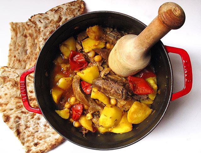کوبیدن گوشت و مخلفات آبگوشت با گوشت کوب